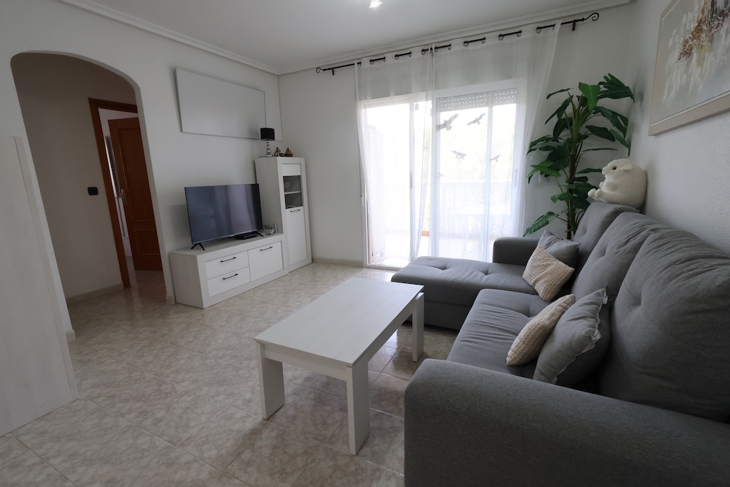 AMPLIO APARTAMENTO CON TERRAZA, VISTAS DESPEJADAS Y PISCINA CERCA DEL MAR Y ZENIA BOULEVARD