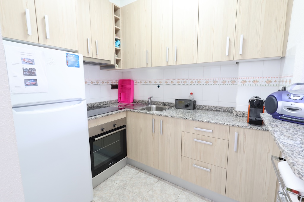 AMPLIO APARTAMENTO CON TERRAZA, VISTAS DESPEJADAS Y PISCINA CERCA DEL MAR Y ZENIA BOULEVARD