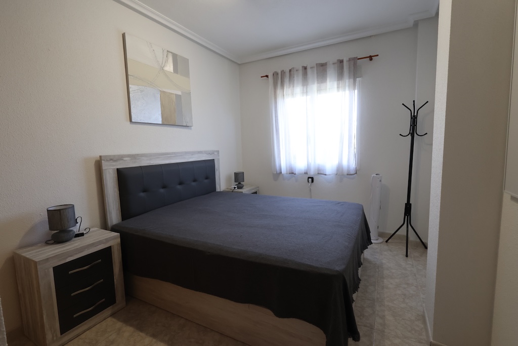 AMPLIO APARTAMENTO CON TERRAZA, VISTAS DESPEJADAS Y PISCINA CERCA DEL MAR Y ZENIA BOULEVARD