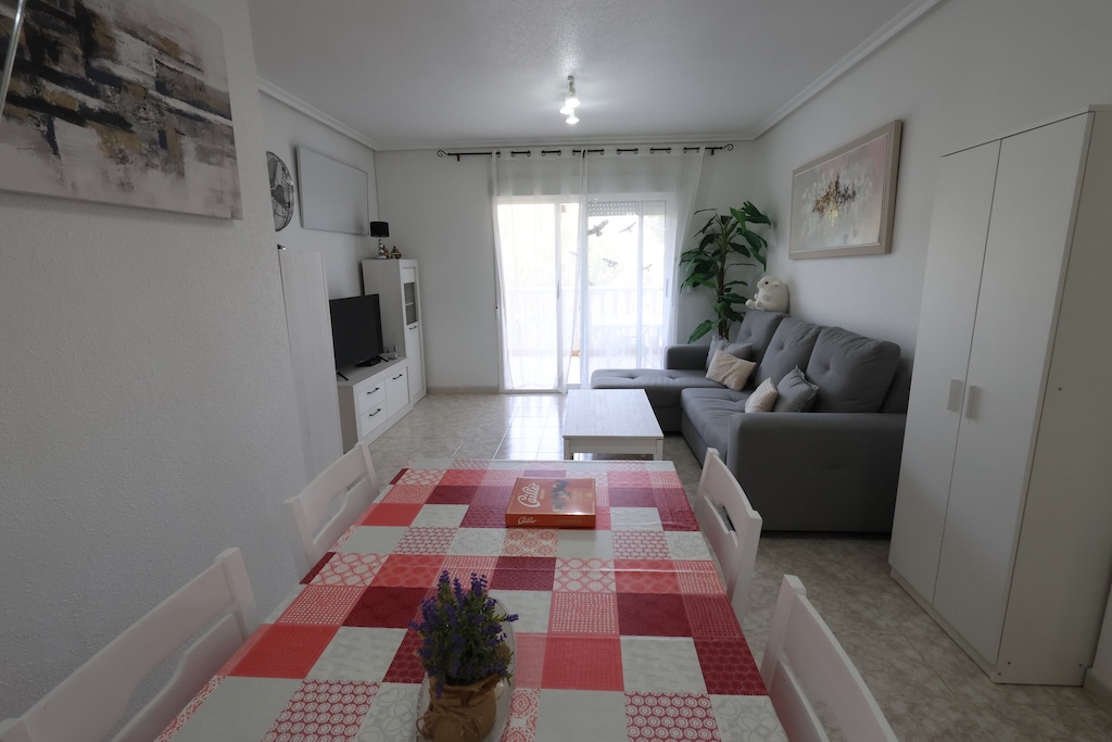 AMPLIO APARTAMENTO CON TERRAZA, VISTAS DESPEJADAS Y PISCINA CERCA DEL MAR Y ZENIA BOULEVARD