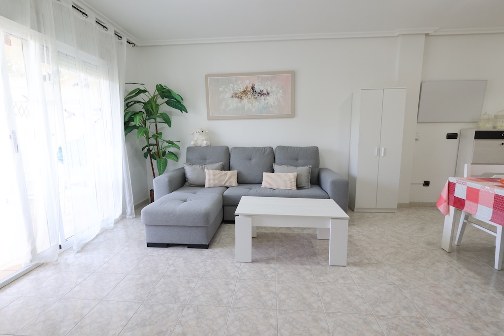 AMPLIO APARTAMENTO CON TERRAZA, VISTAS DESPEJADAS Y PISCINA CERCA DEL MAR Y ZENIA BOULEVARD