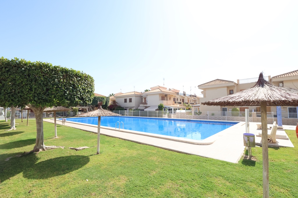 AMPLIO APARTAMENTO CON TERRAZA, VISTAS DESPEJADAS Y PISCINA CERCA DEL MAR Y ZENIA BOULEVARD