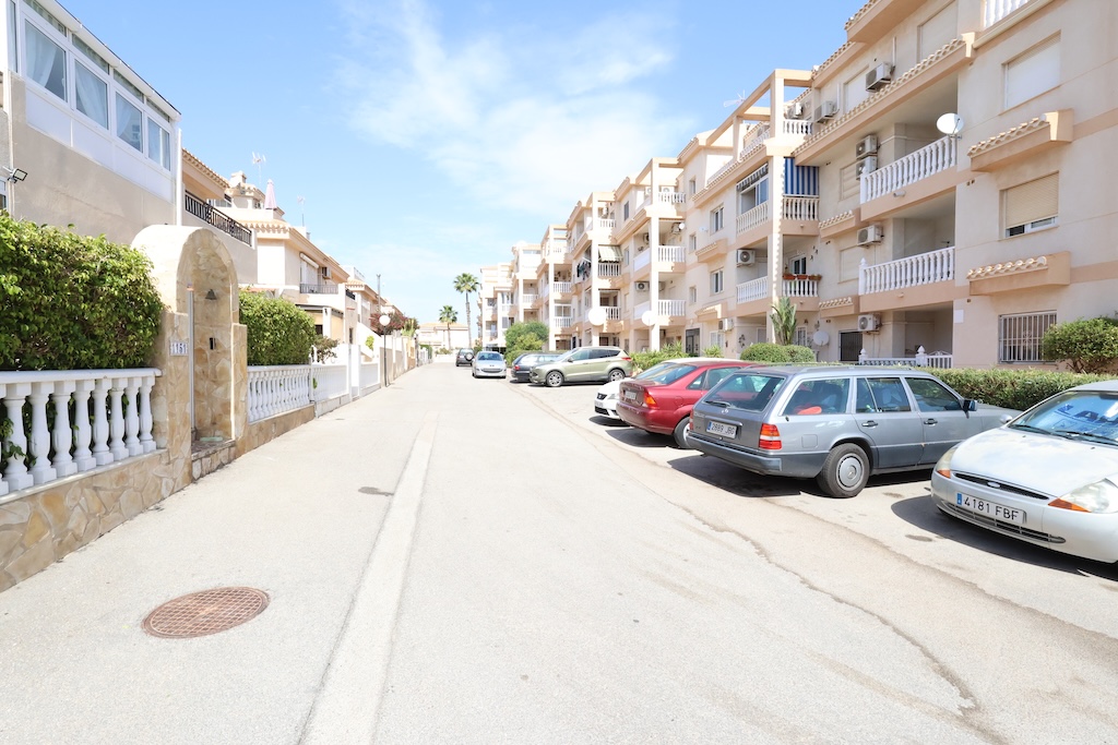 AMPLIO APARTAMENTO CON TERRAZA, VISTAS DESPEJADAS Y PISCINA CERCA DEL MAR Y ZENIA BOULEVARD