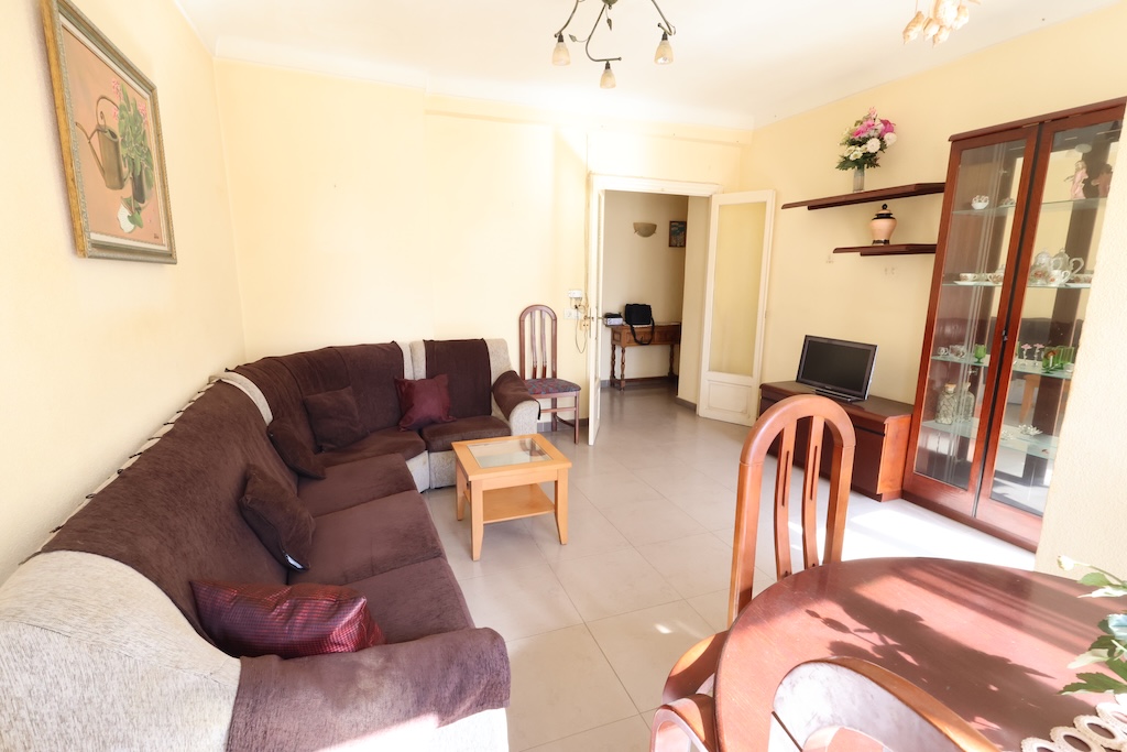 AMPLIO APARTAMENTO DE 3 DORMITORIOS CON 2 TERRAZAS Y ORIENTACIÓN SUR EN EL CENTRO DE TORREVIEJA