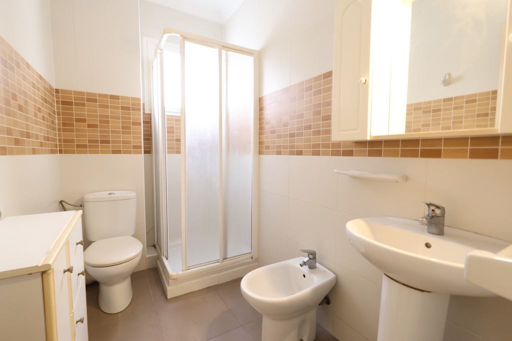 AMPLIO APARTAMENTO DE 3 DORMITORIOS CON 2 TERRAZAS Y ORIENTACIÓN SUR EN EL CENTRO DE TORREVIEJA