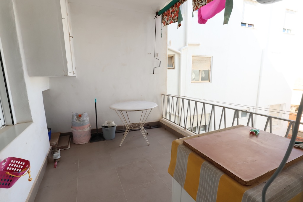 AMPLIO APARTAMENTO DE 3 DORMITORIOS CON 2 TERRAZAS Y ORIENTACIÓN SUR EN EL CENTRO DE TORREVIEJA