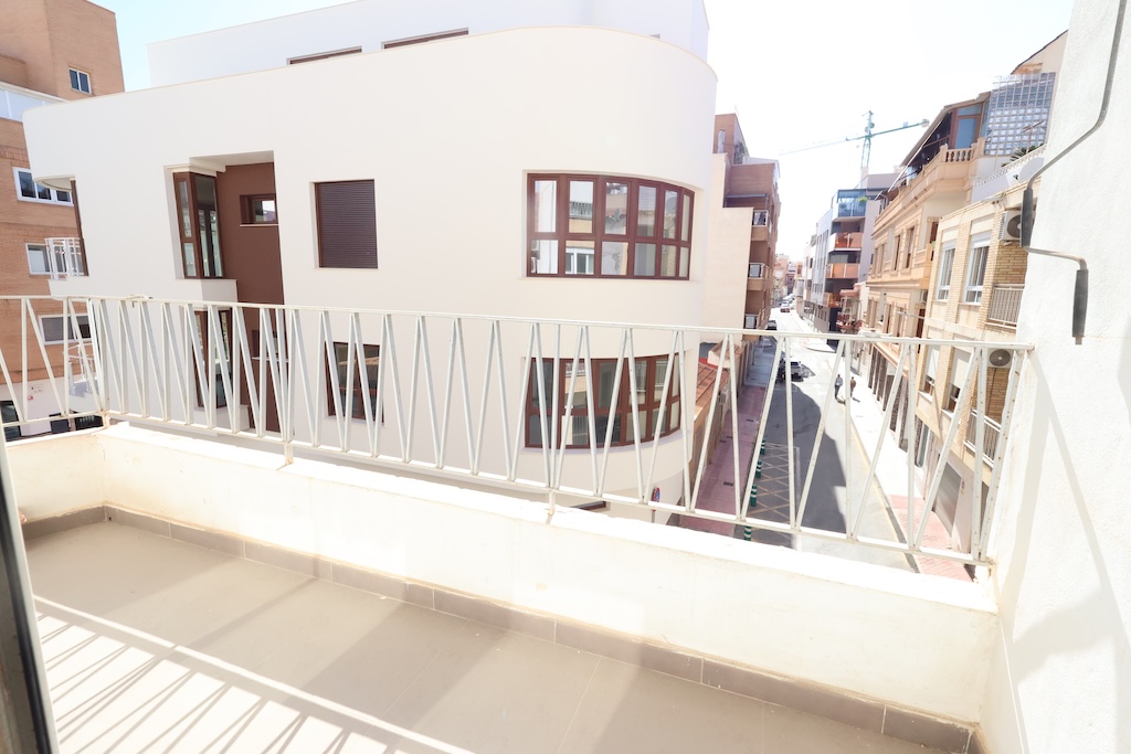 AMPLIO APARTAMENTO DE 3 DORMITORIOS CON 2 TERRAZAS Y ORIENTACIÓN SUR EN EL CENTRO DE TORREVIEJA