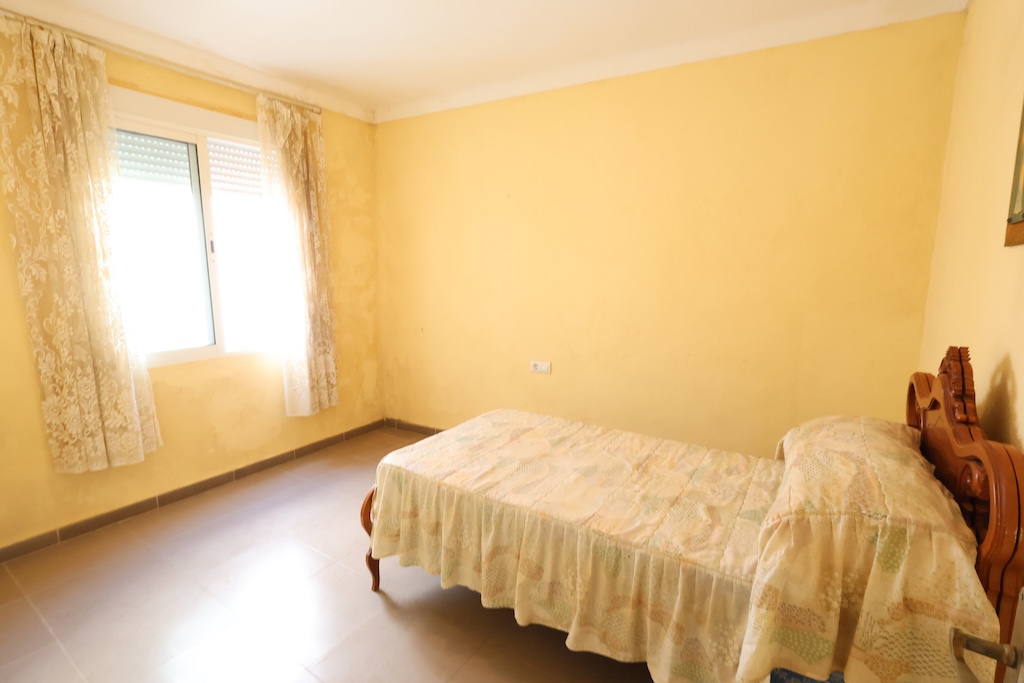 AMPLIO APARTAMENTO DE 3 DORMITORIOS CON 2 TERRAZAS Y ORIENTACIÓN SUR EN EL CENTRO DE TORREVIEJA