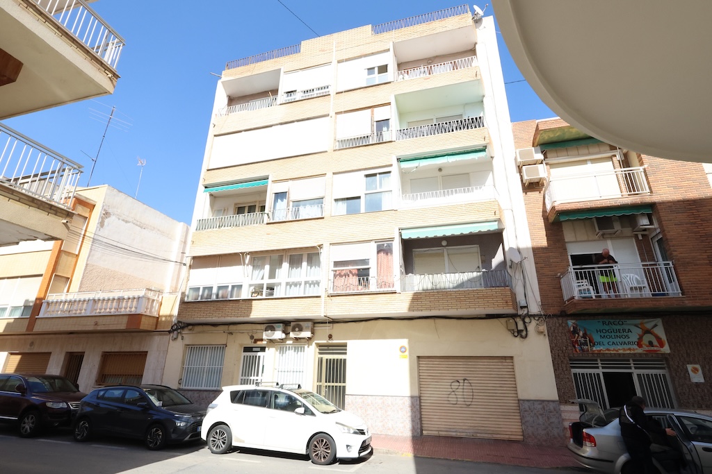 AMPLIO APARTAMENTO DE 3 DORMITORIOS CON 2 TERRAZAS Y ORIENTACIÓN SUR EN EL CENTRO DE TORREVIEJA