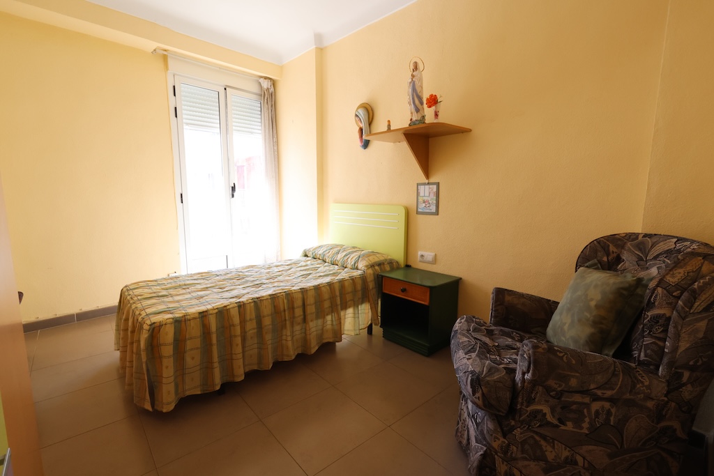 AMPLIO APARTAMENTO DE 3 DORMITORIOS CON 2 TERRAZAS Y ORIENTACIÓN SUR EN EL CENTRO DE TORREVIEJA