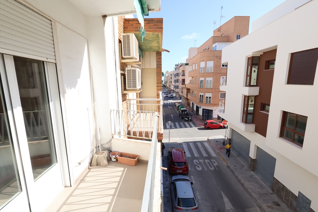 AMPLIO APARTAMENTO DE 3 DORMITORIOS CON 2 TERRAZAS Y ORIENTACIÓN SUR EN EL CENTRO DE TORREVIEJA