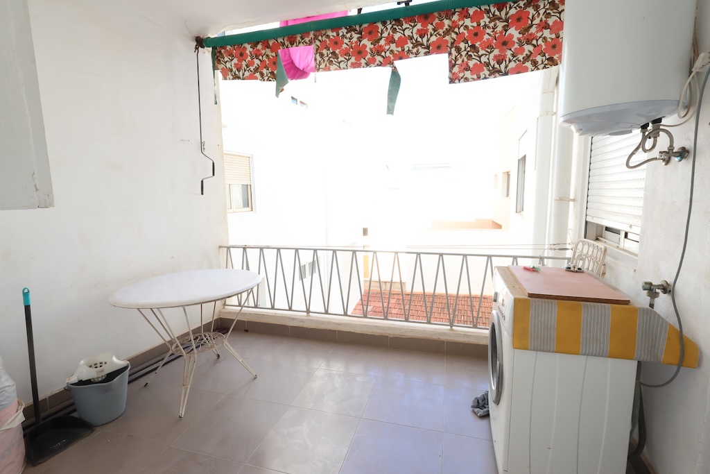 AMPLIO APARTAMENTO DE 3 DORMITORIOS CON 2 TERRAZAS Y ORIENTACIÓN SUR EN EL CENTRO DE TORREVIEJA