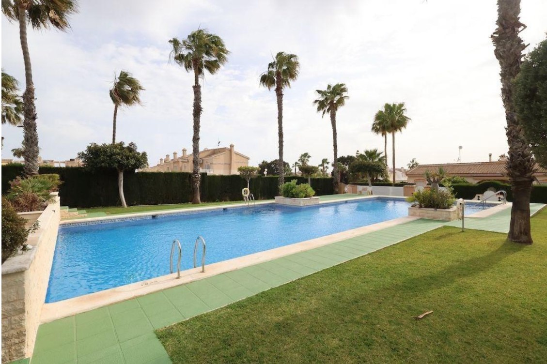 EXCLUSIVO DÚPLEX ESQUINA CON SOLÁRIUM, SÓTANO Y VISTAS AL MAR EN DOÑA PEPA – CIUDAD QUESADA