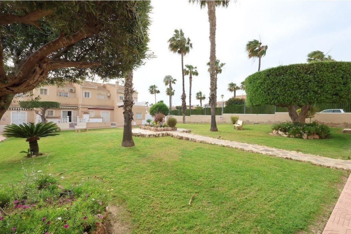 EXCLUSIVO DÚPLEX ESQUINA CON SOLÁRIUM, SÓTANO Y VISTAS AL MAR EN DOÑA PEPA – CIUDAD QUESADA