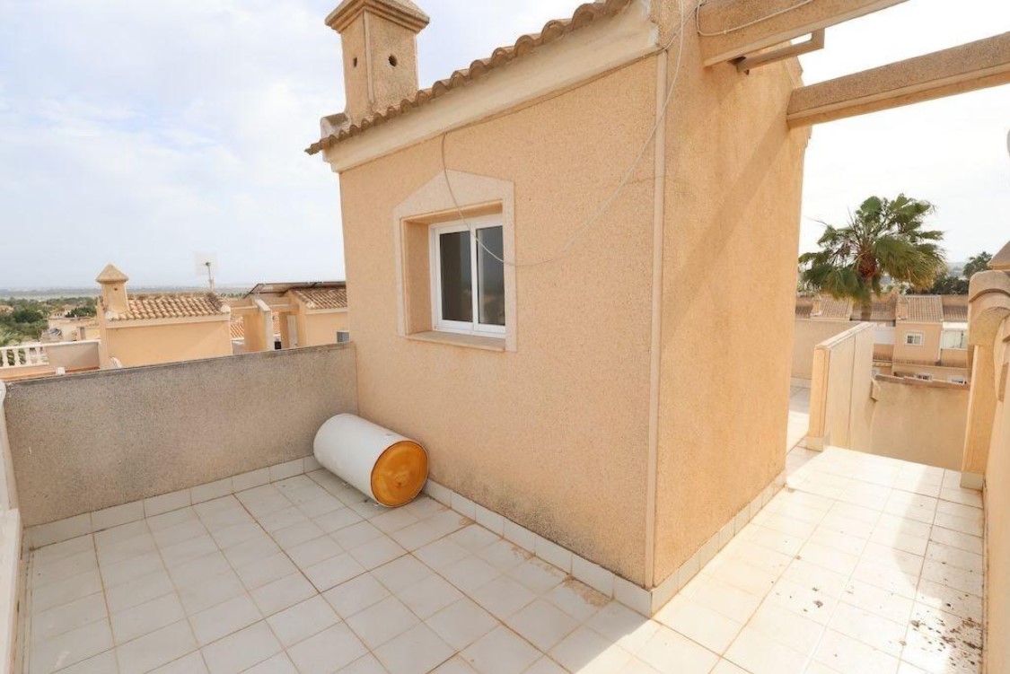 EXCLUSIVO DÚPLEX ESQUINA CON SOLÁRIUM, SÓTANO Y VISTAS AL MAR EN DOÑA PEPA – CIUDAD QUESADA