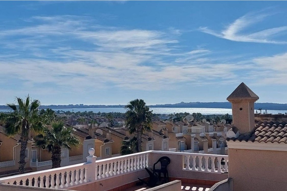 EXCLUSIVO DÚPLEX ESQUINA CON SOLÁRIUM, SÓTANO Y VISTAS AL MAR EN DOÑA PEPA – CIUDAD QUESADA