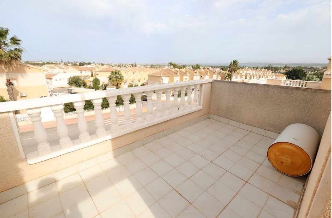 EXCLUSIVO DÚPLEX ESQUINA CON SOLÁRIUM, SÓTANO Y VISTAS AL MAR EN DOÑA PEPA – CIUDAD QUESADA