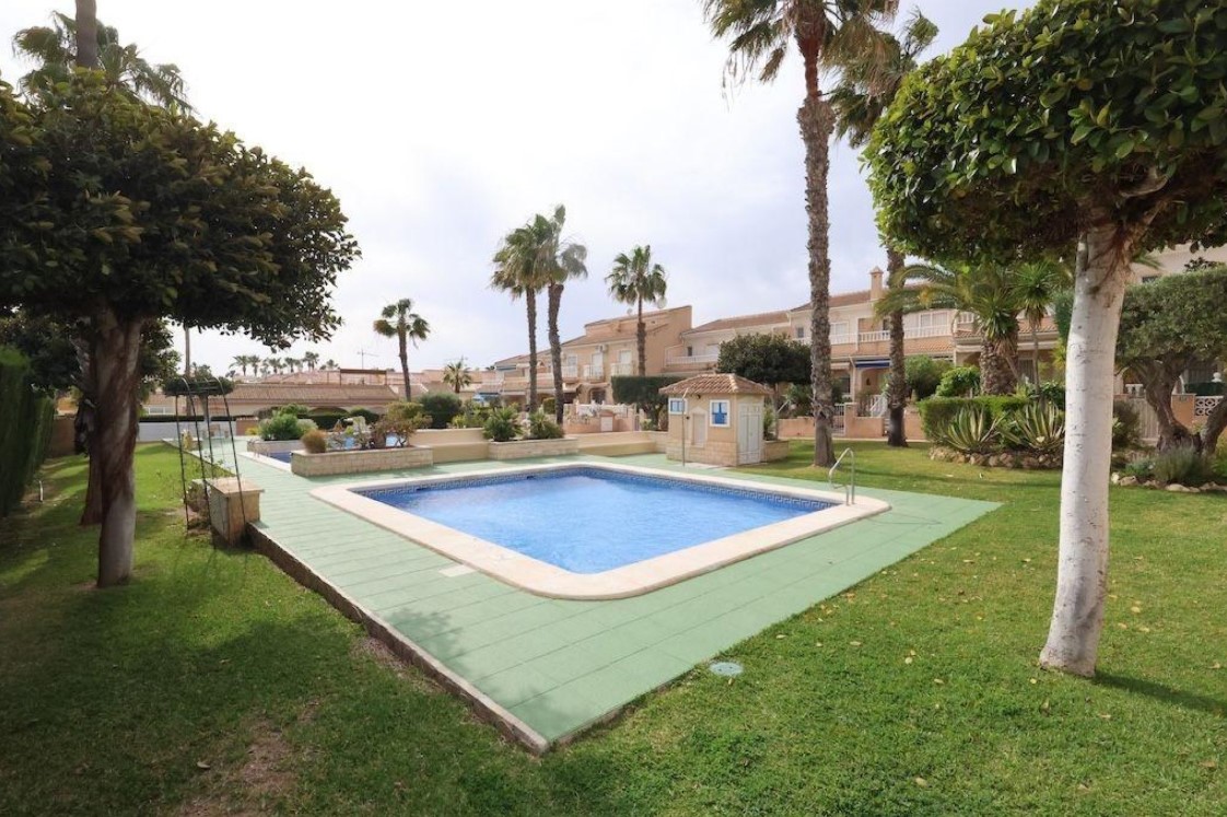 EXCLUSIVO DÚPLEX ESQUINA CON SOLÁRIUM, SÓTANO Y VISTAS AL MAR EN DOÑA PEPA – CIUDAD QUESADA