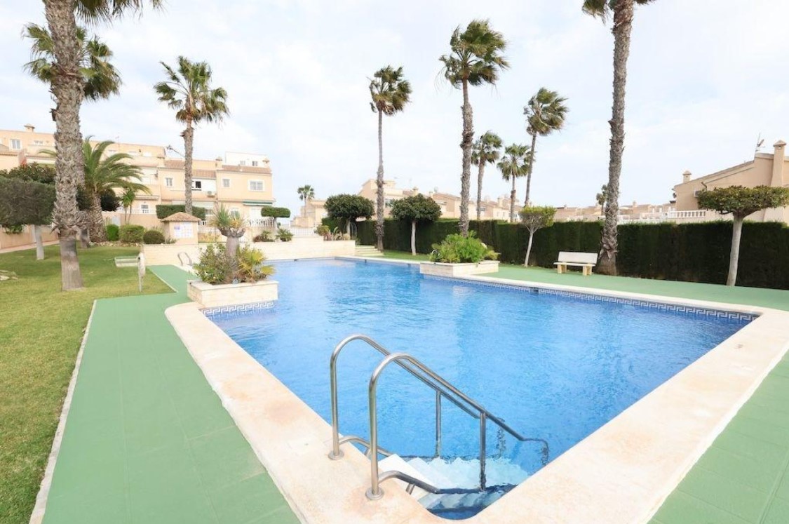 EXCLUSIVO DÚPLEX ESQUINA CON SOLÁRIUM, SÓTANO Y VISTAS AL MAR EN DOÑA PEPA – CIUDAD QUESADA
