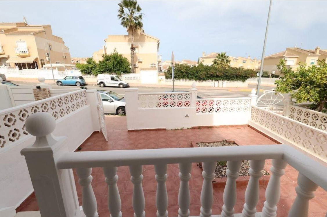 EXCLUSIVO DÚPLEX ESQUINA CON SOLÁRIUM, SÓTANO Y VISTAS AL MAR EN DOÑA PEPA – CIUDAD QUESADA