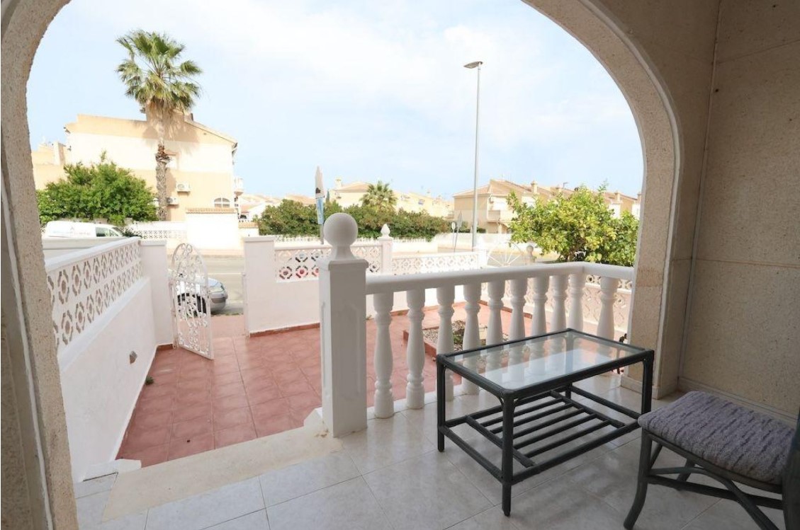 EXCLUSIVO DÚPLEX ESQUINA CON SOLÁRIUM, SÓTANO Y VISTAS AL MAR EN DOÑA PEPA – CIUDAD QUESADA