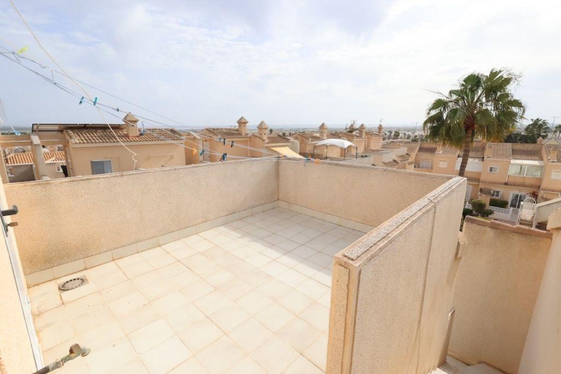 EXCLUSIVO DÚPLEX ESQUINA CON SOLÁRIUM, SÓTANO Y VISTAS AL MAR EN DOÑA PEPA – CIUDAD QUESADA
