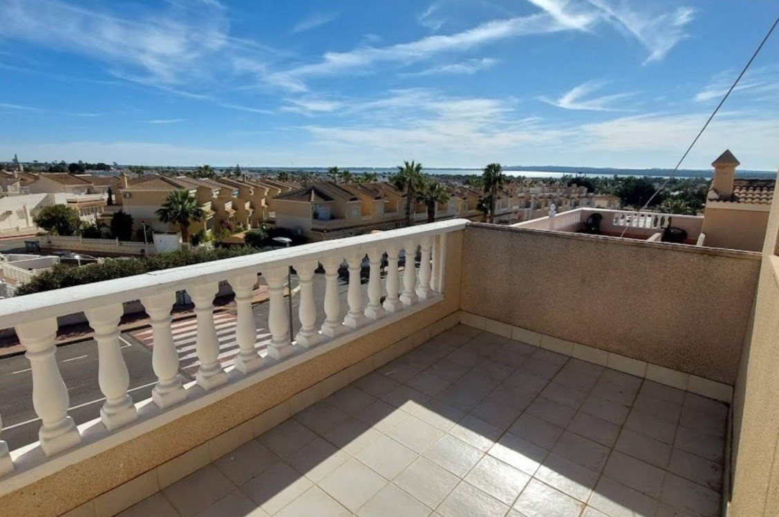 EXCLUSIVO DÚPLEX ESQUINA CON SOLÁRIUM, SÓTANO Y VISTAS AL MAR EN DOÑA PEPA – CIUDAD QUESADA