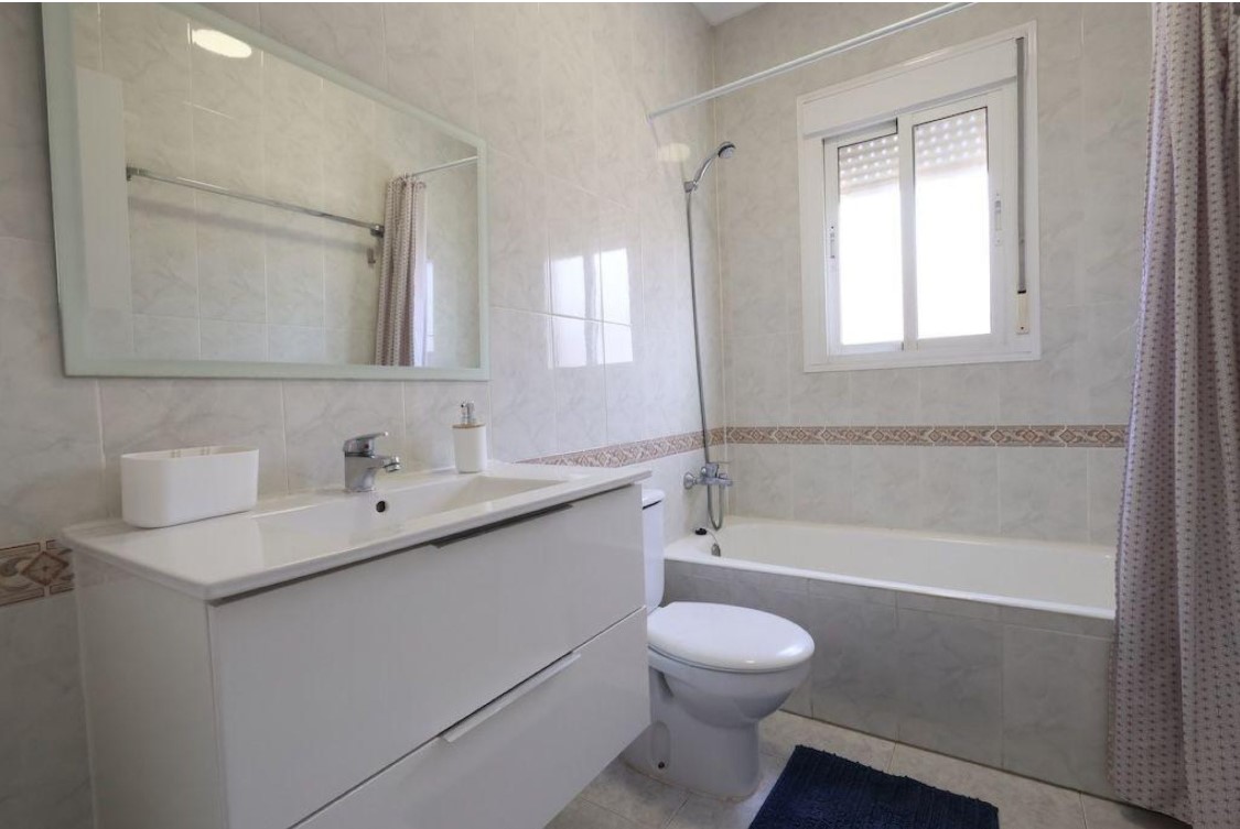 EXCLUSIVO DÚPLEX ESQUINA CON SOLÁRIUM, SÓTANO Y VISTAS AL MAR EN DOÑA PEPA – CIUDAD QUESADA