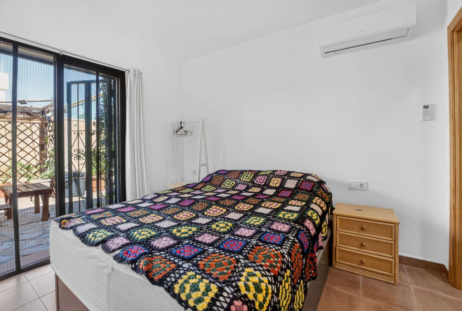 EXCLUSIVA VILLA DE DISEÑO CON PISCINA PRIVADA Y PLACAS SOLARES EN LOS ÁNGELES, TORREVIEJA