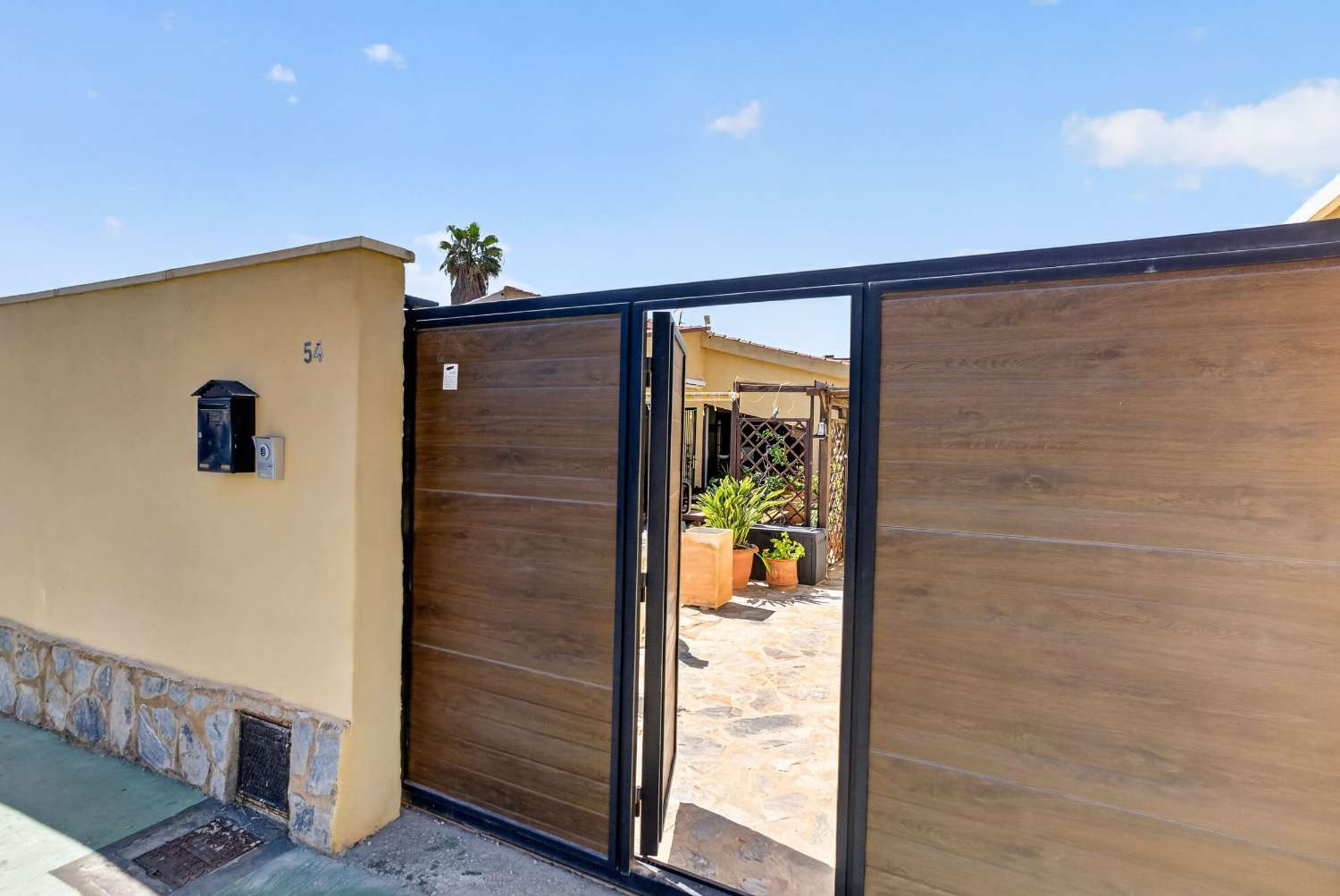 EXCLUSIVA VILLA DE DISEÑO CON PISCINA PRIVADA Y PLACAS SOLARES EN LOS ÁNGELES, TORREVIEJA