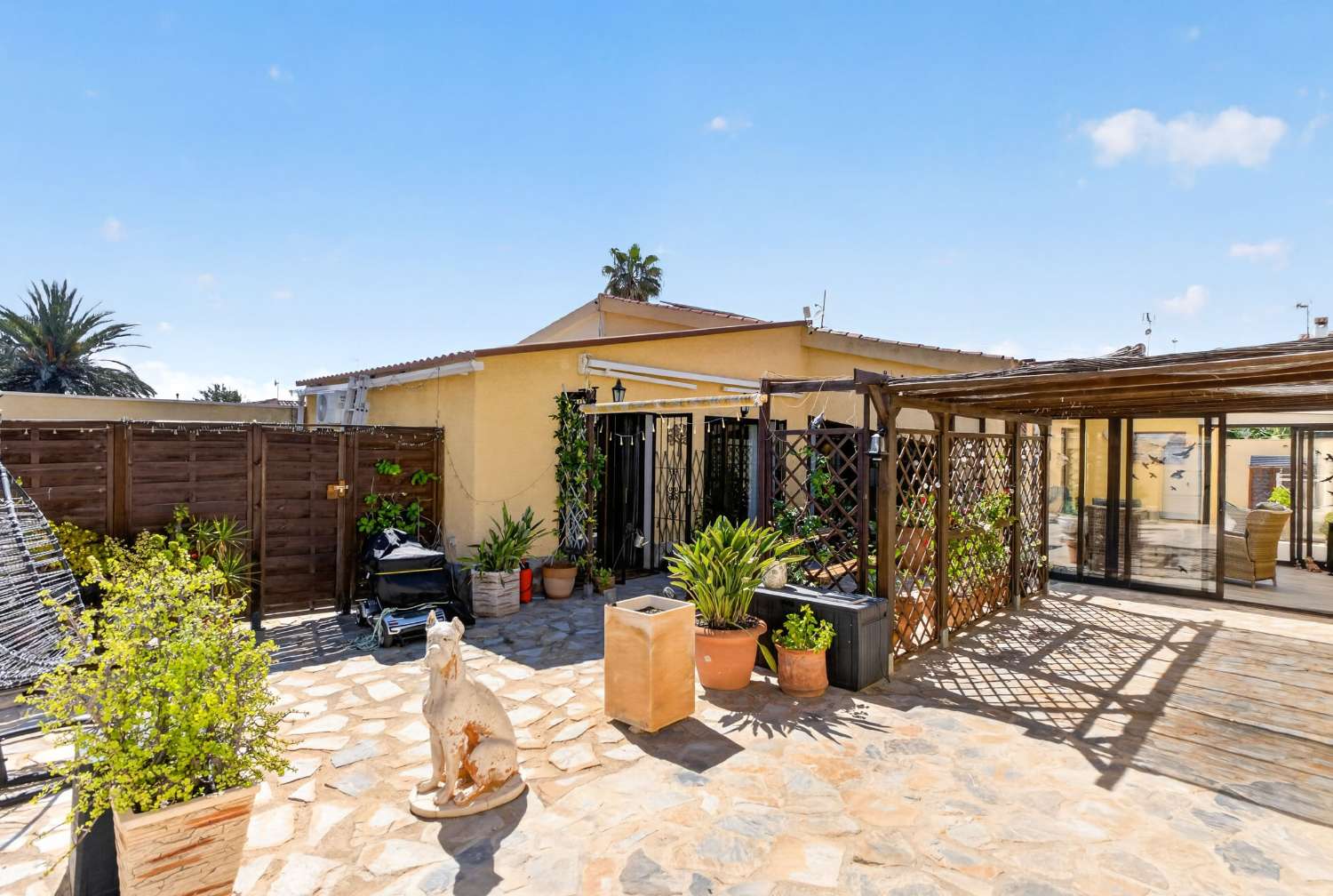 EXCLUSIVA VILLA DE DISEÑO CON PISCINA PRIVADA Y PLACAS SOLARES EN LOS ÁNGELES, TORREVIEJA