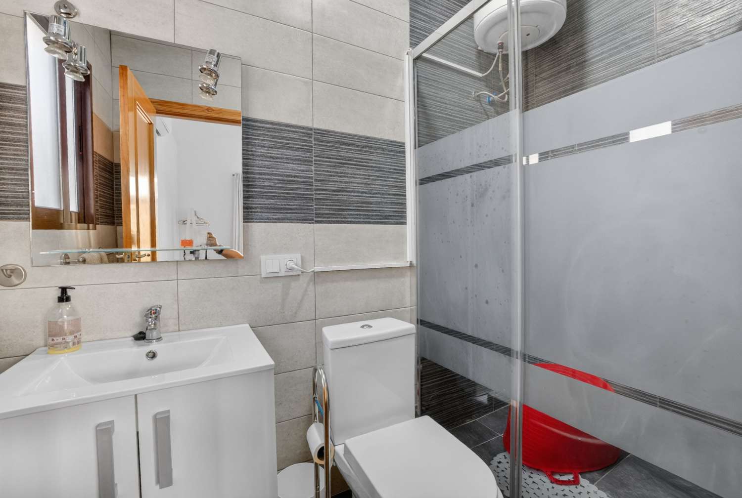 EXCLUSIVA VILLA DE DISEÑO CON PISCINA PRIVADA Y PLACAS SOLARES EN LOS ÁNGELES, TORREVIEJA