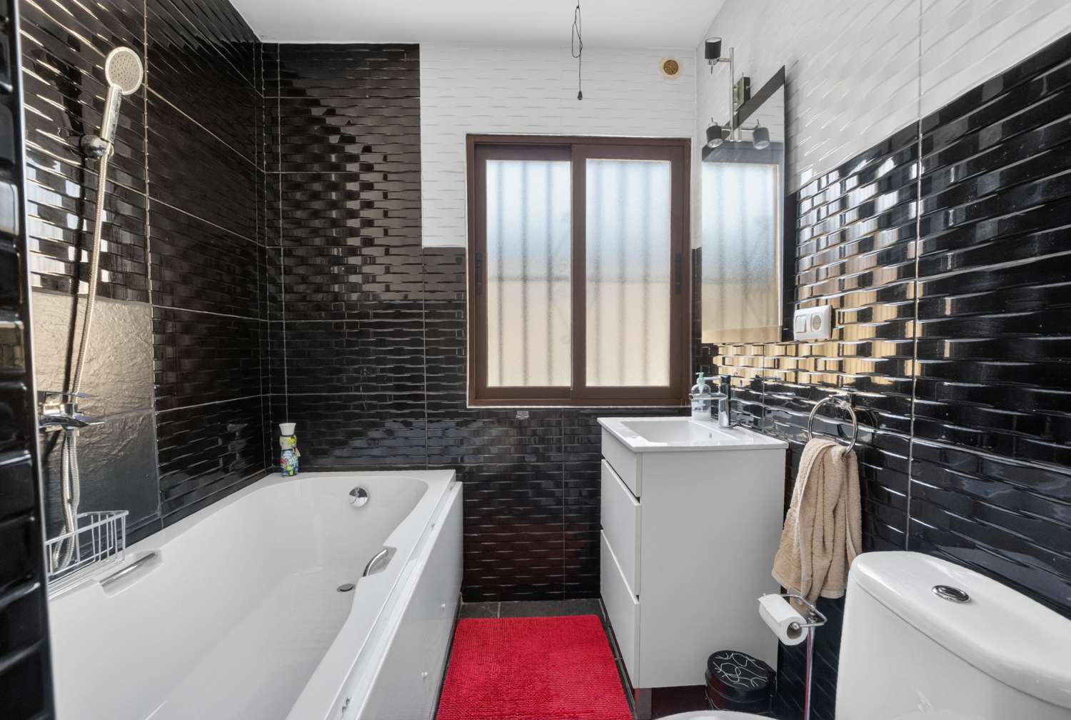 EXCLUSIVA VILLA DE DISEÑO CON PISCINA PRIVADA Y PLACAS SOLARES EN LOS ÁNGELES, TORREVIEJA