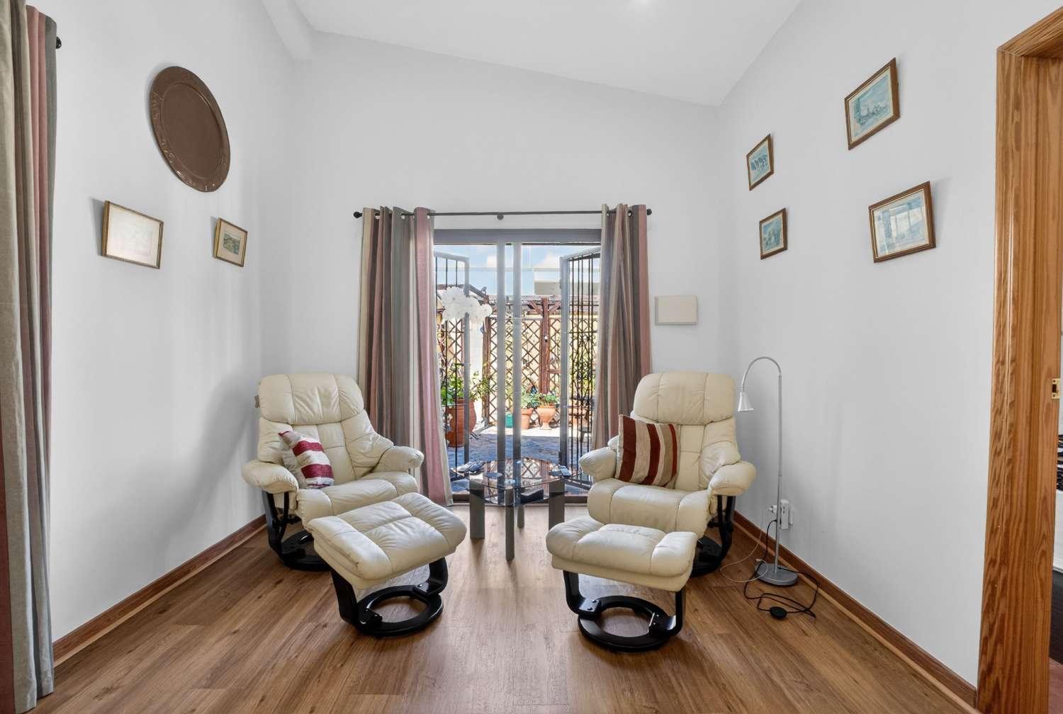 EXCLUSIVA VILLA DE DISEÑO CON PISCINA PRIVADA Y PLACAS SOLARES EN LOS ÁNGELES, TORREVIEJA