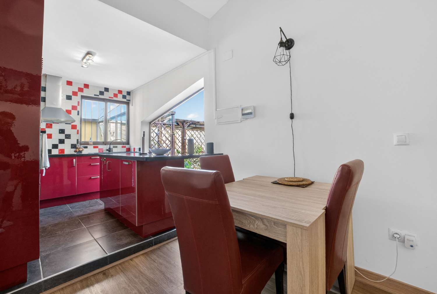 EXCLUSIVA VILLA DE DISEÑO CON PISCINA PRIVADA Y PLACAS SOLARES EN LOS ÁNGELES, TORREVIEJA