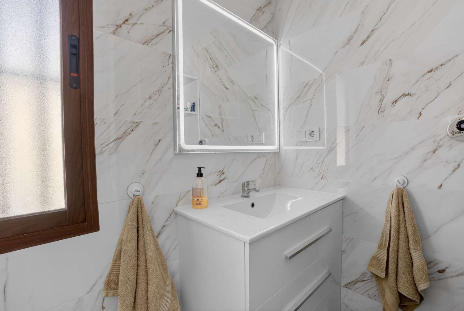 EXCLUSIVA VILLA DE DISEÑO CON PISCINA PRIVADA Y PLACAS SOLARES EN LOS ÁNGELES, TORREVIEJA
