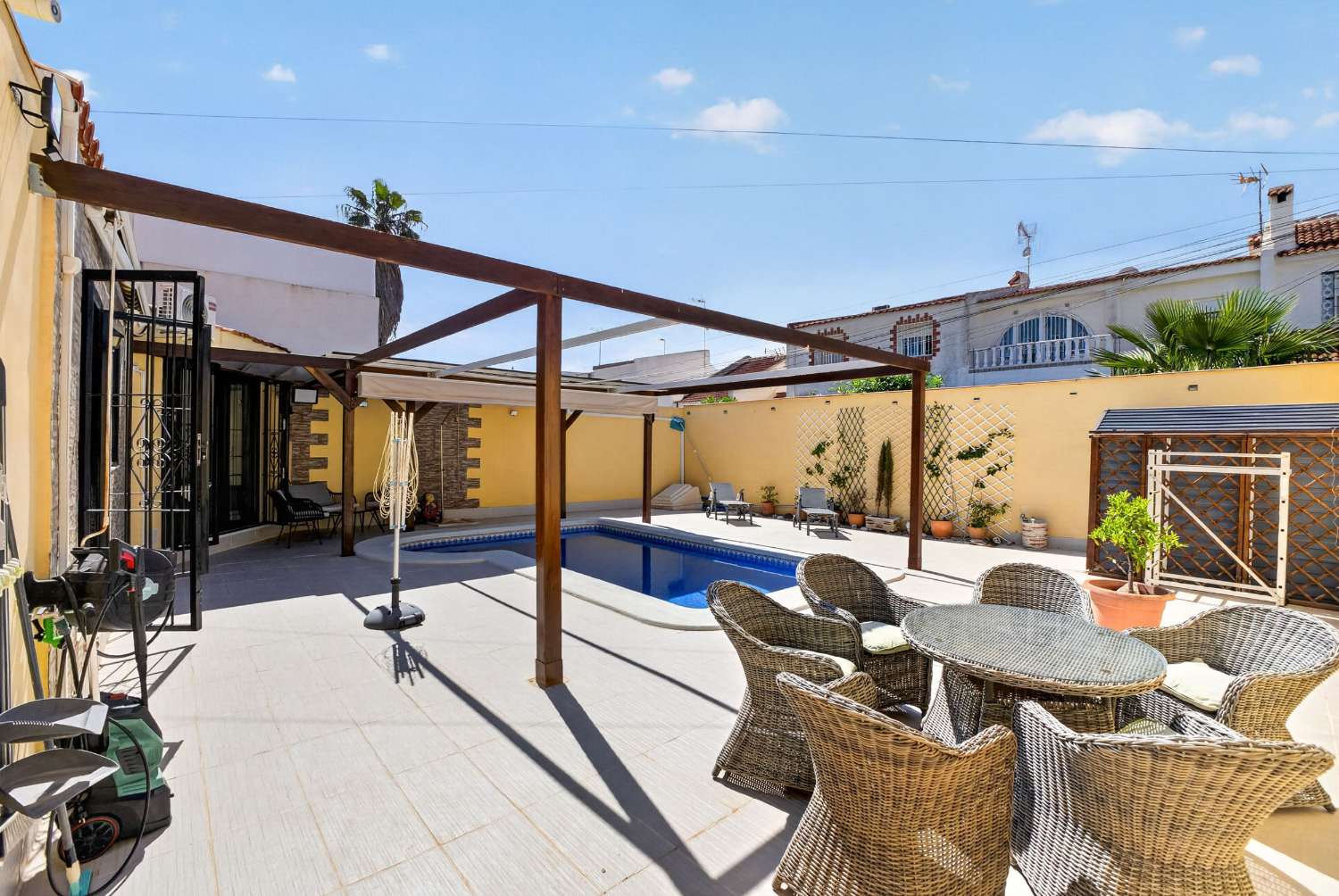 EXCLUSIVA VILLA DE DISEÑO CON PISCINA PRIVADA Y PLACAS SOLARES EN LOS ÁNGELES, TORREVIEJA