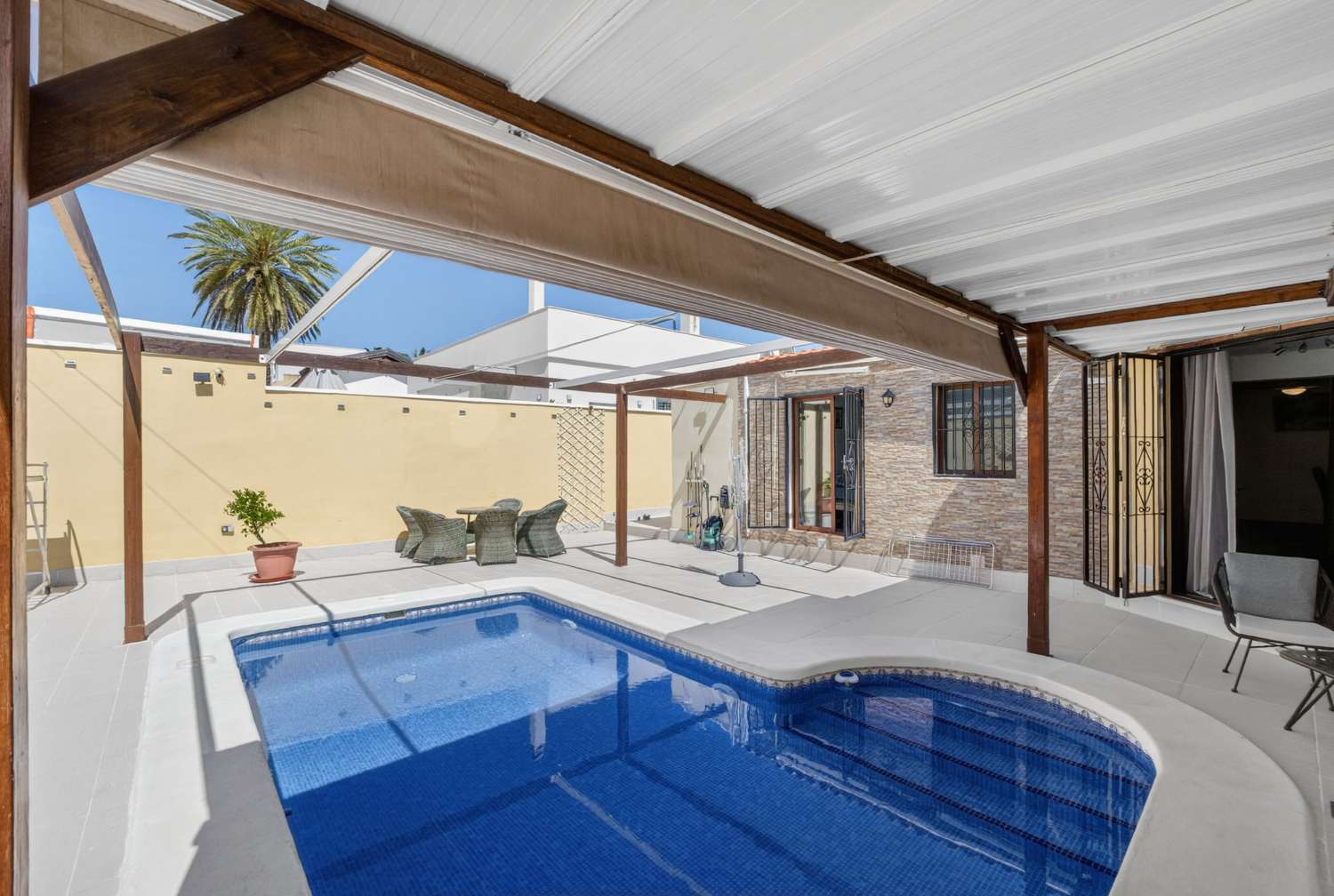 EXCLUSIVA VILLA DE DISEÑO CON PISCINA PRIVADA Y PLACAS SOLARES EN LOS ÁNGELES, TORREVIEJA