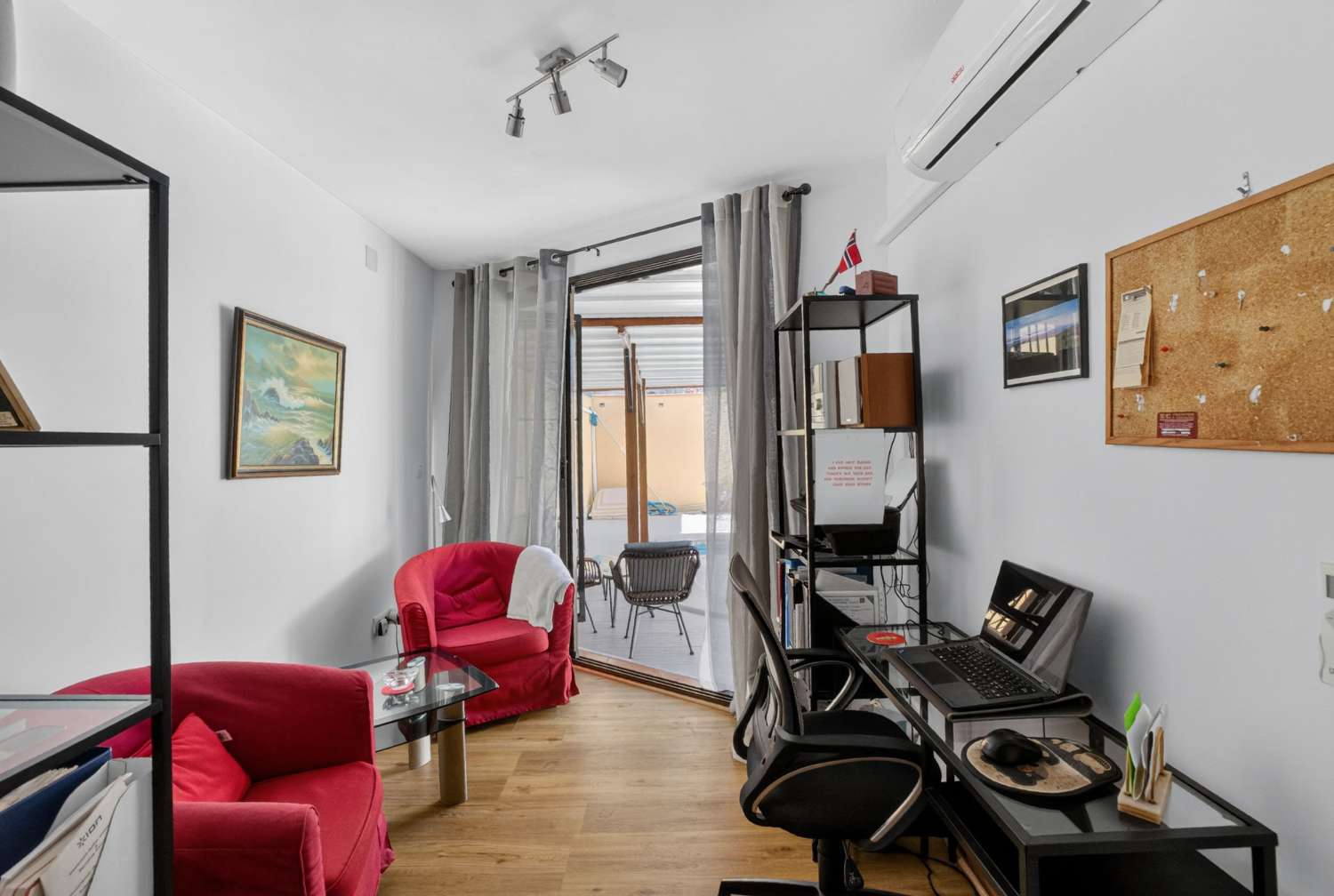 EXCLUSIVA VILLA DE DISEÑO CON PISCINA PRIVADA Y PLACAS SOLARES EN LOS ÁNGELES, TORREVIEJA