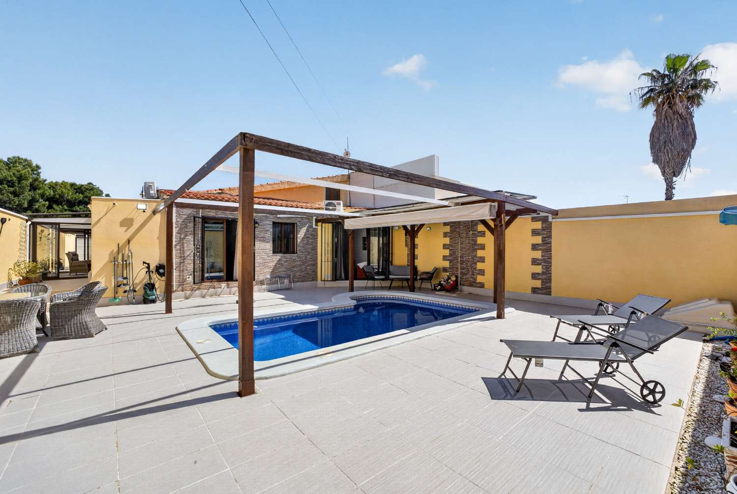 EXCLUSIVA VILLA DE DISEÑO CON PISCINA PRIVADA Y PLACAS SOLARES EN LOS ÁNGELES, TORREVIEJA