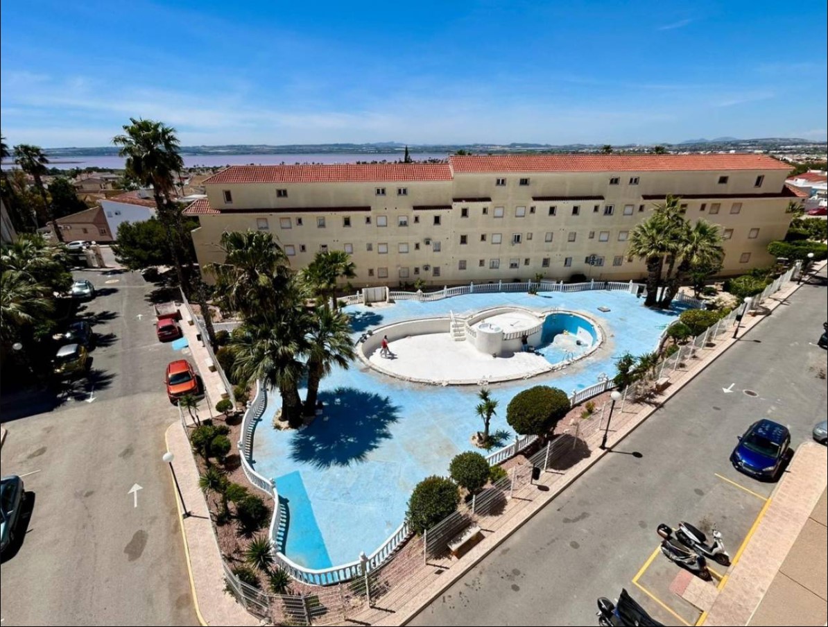 SOLEADO APARTAMENTO CON GRAN TERRAZA A 5 MINUTOS DEL MAR EN TORREVIEJA