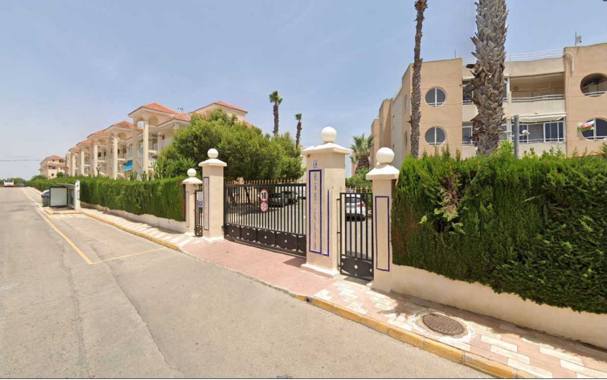 SOLEADO APARTAMENTO CON GRAN TERRAZA A 5 MINUTOS DEL MAR EN TORREVIEJA