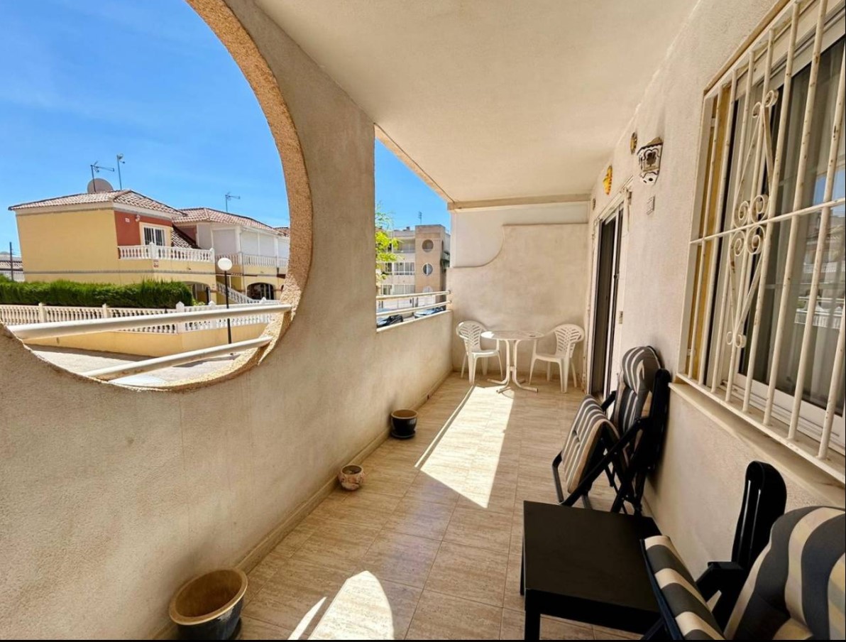 SOLEADO APARTAMENTO CON GRAN TERRAZA A 5 MINUTOS DEL MAR EN TORREVIEJA