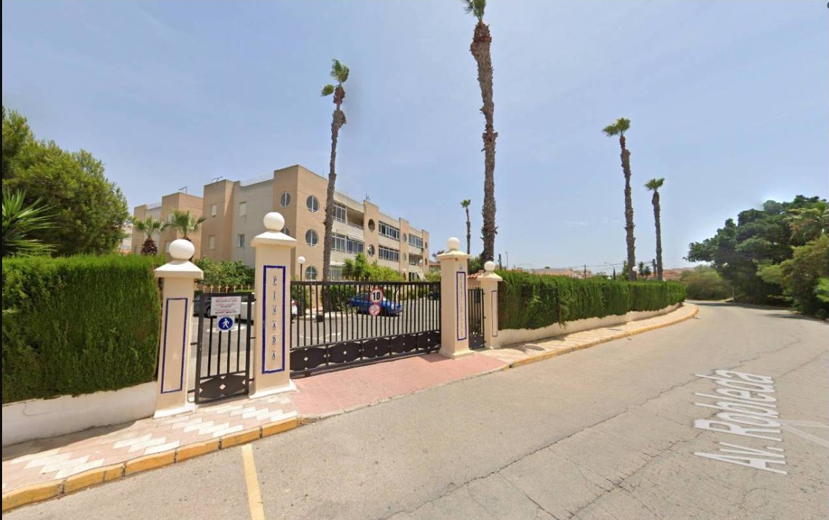 SOLEADO APARTAMENTO CON GRAN TERRAZA A 5 MINUTOS DEL MAR EN TORREVIEJA