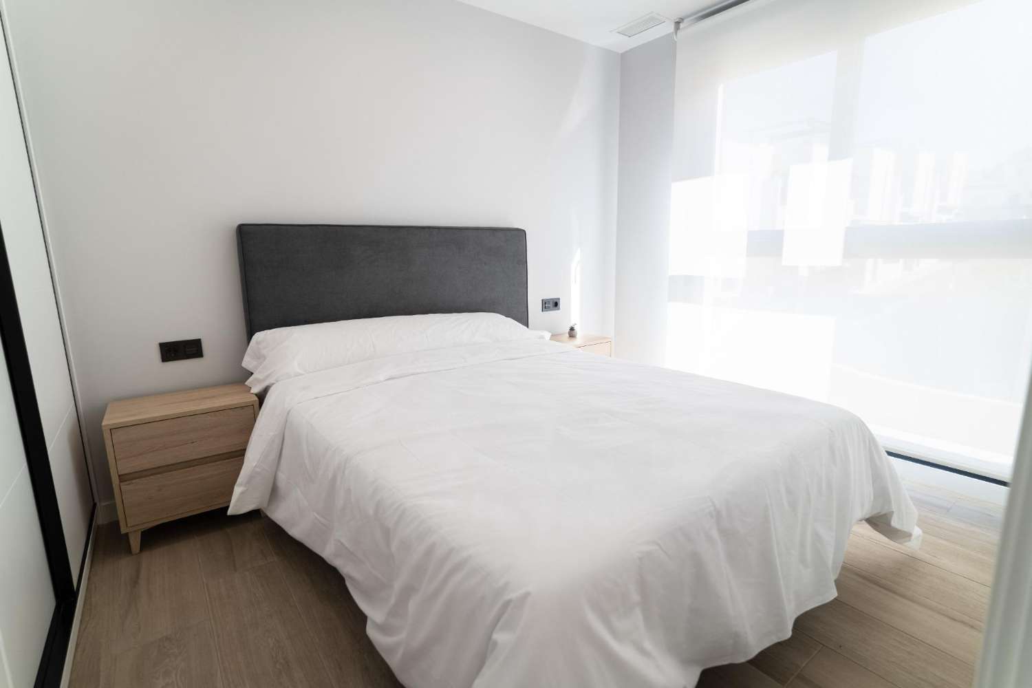 ADOSADO ESQUINERO DE OBRA NUEVA CON SOLÁRIUM PRIVADO, VISTAS AL MAR Y PISCINA EN PUNTA PRIMA