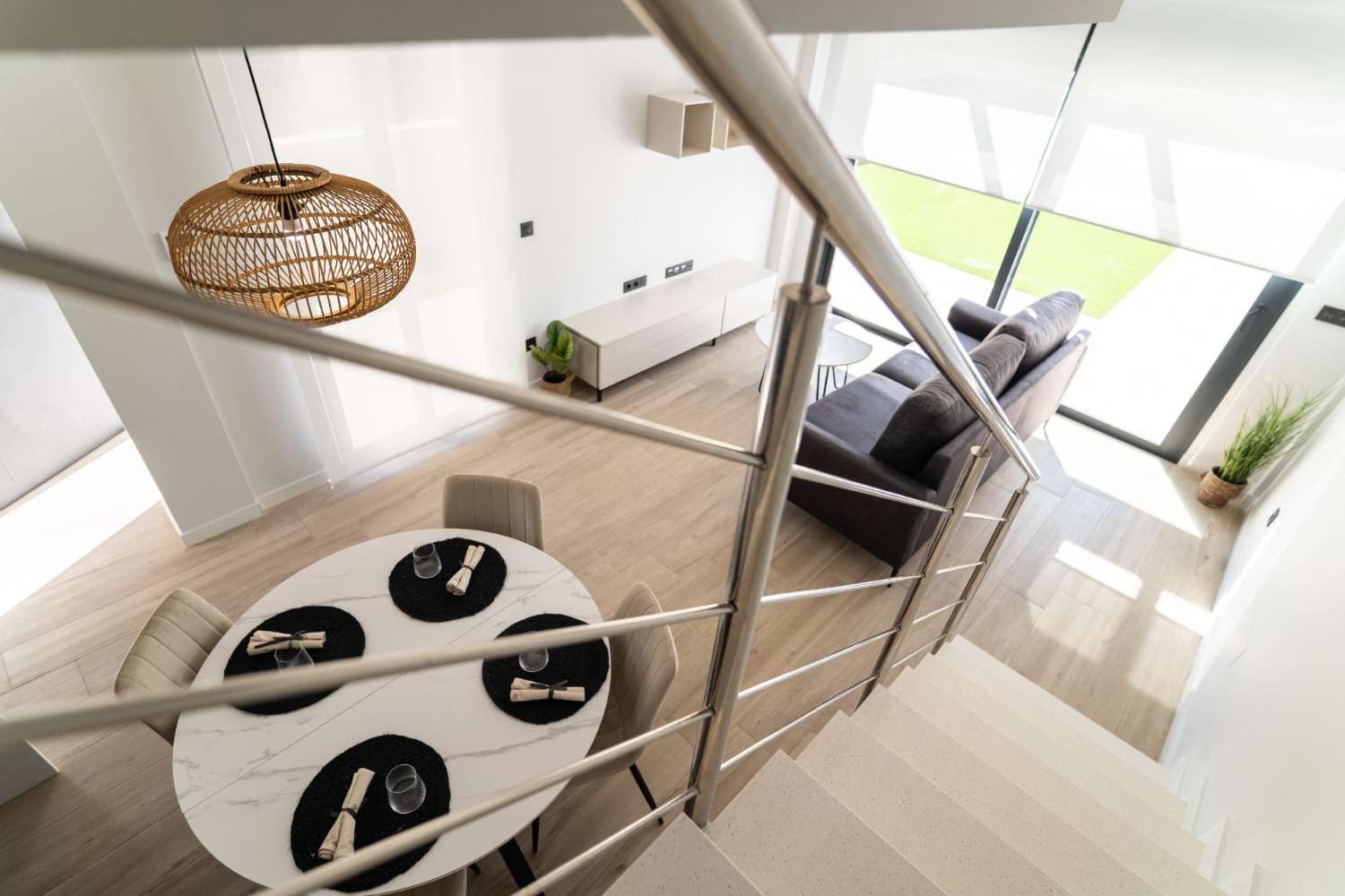 ADOSADO ESQUINERO DE OBRA NUEVA CON SOLÁRIUM PRIVADO, VISTAS AL MAR Y PISCINA EN PUNTA PRIMA