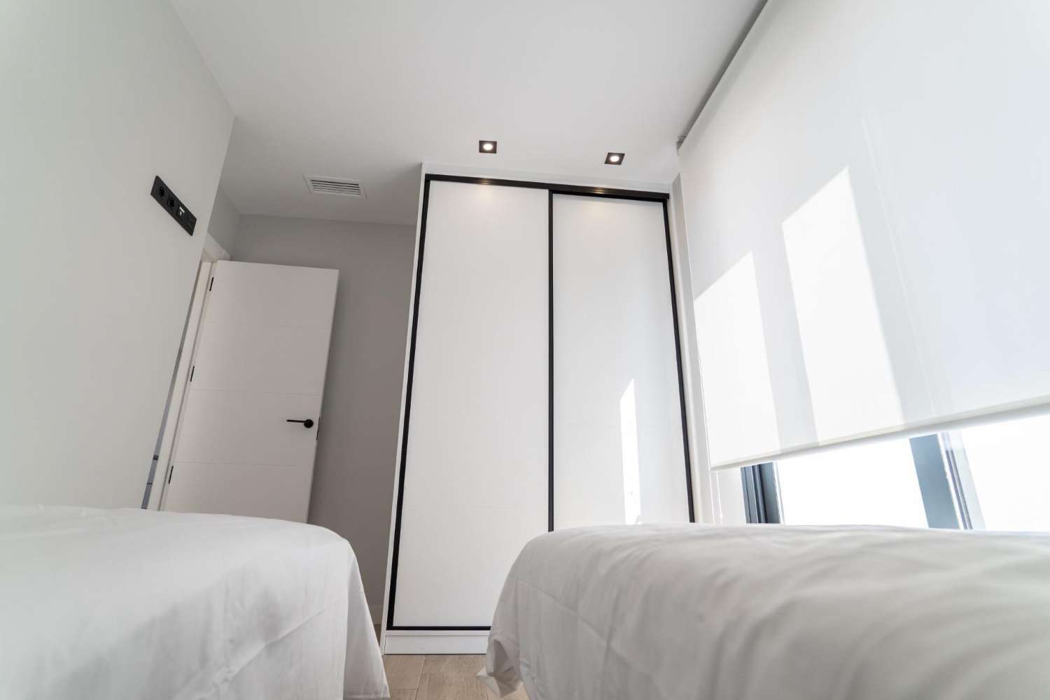 ADOSADO ESQUINERO DE OBRA NUEVA CON SOLÁRIUM PRIVADO, VISTAS AL MAR Y PISCINA EN PUNTA PRIMA