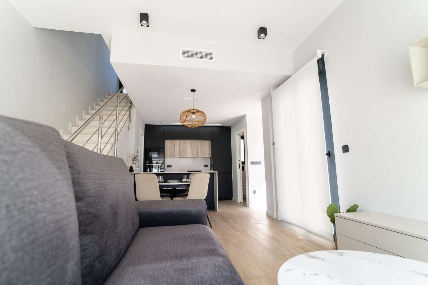ADOSADO ESQUINERO DE OBRA NUEVA CON SOLÁRIUM PRIVADO, VISTAS AL MAR Y PISCINA EN PUNTA PRIMA