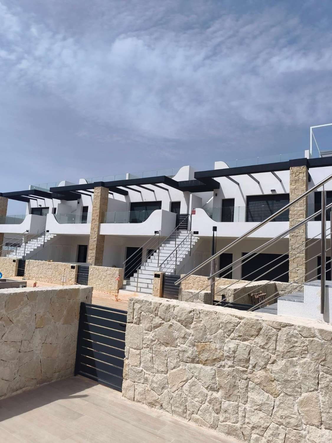 ADOSADO ESQUINERO DE OBRA NUEVA CON SOLÁRIUM PRIVADO, VISTAS AL MAR Y PISCINA EN PUNTA PRIMA