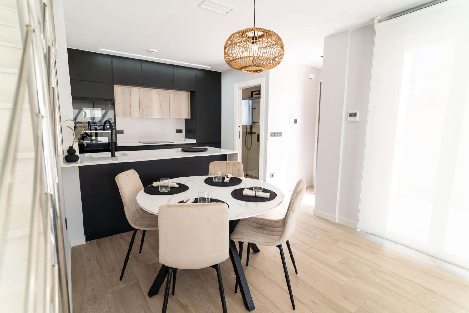 ADOSADO ESQUINERO DE OBRA NUEVA CON SOLÁRIUM PRIVADO, VISTAS AL MAR Y PISCINA EN PUNTA PRIMA